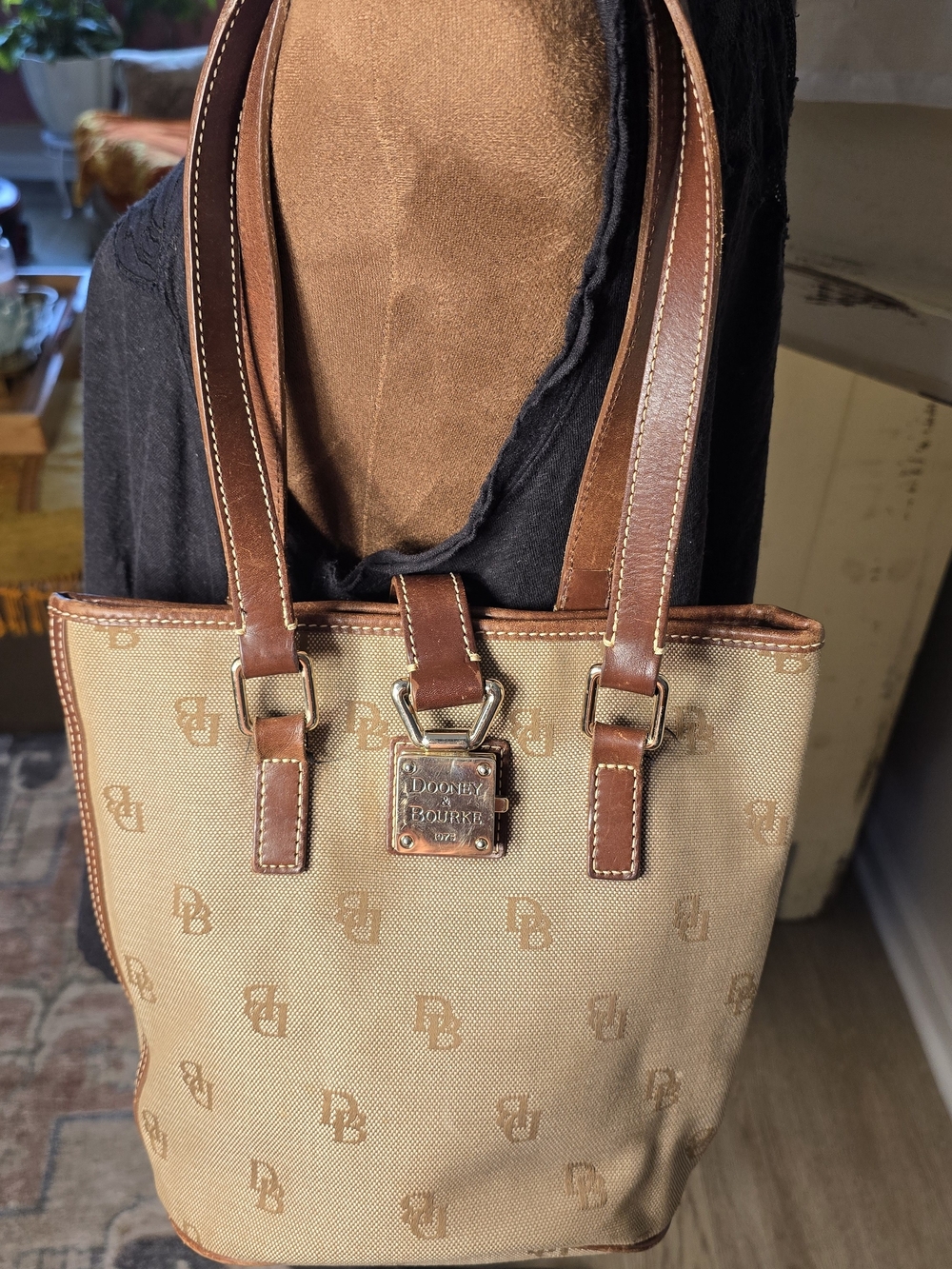 👜 Dooney & Bourke Brown Signature Logo Monogram Bucket Bag Tote w Metal Clasp - Picture 3 of 15
